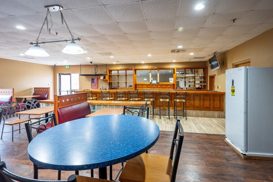 More Photos Of 2200 S Court St, Grayville Hotel For Sale