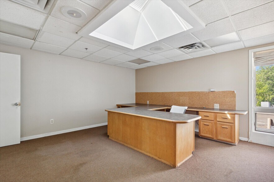 More Photos Of 4800 Joslyn Rd, Lake Orion Light Manufacturing For Sale