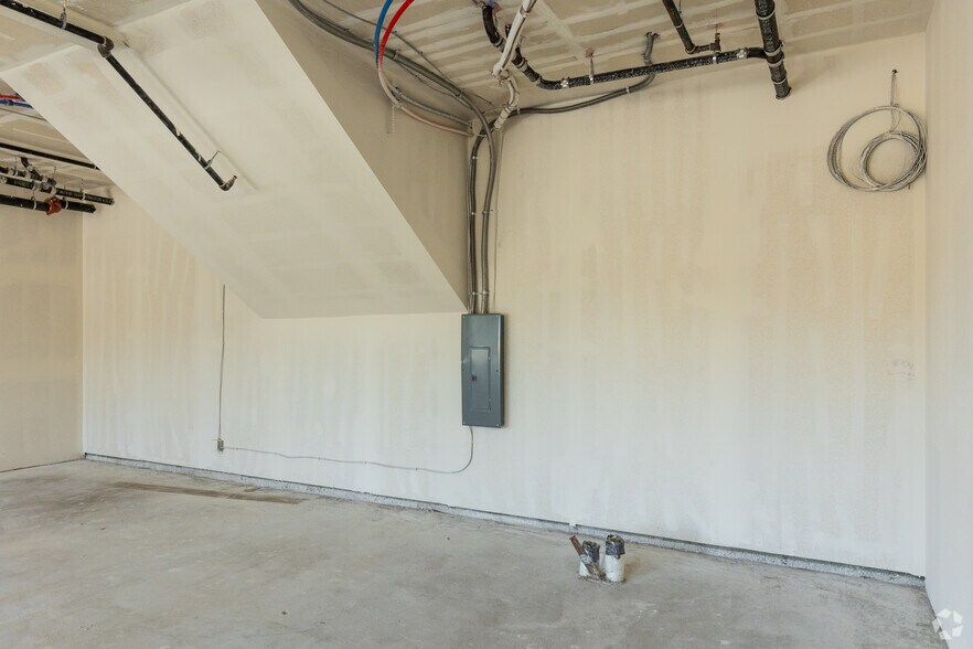 More Photos Of 990 W Grand Ave, Oakland Apartments For Lease