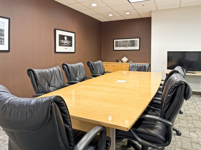 More Photos Of 1990 Main St, Sarasota Coworking Space