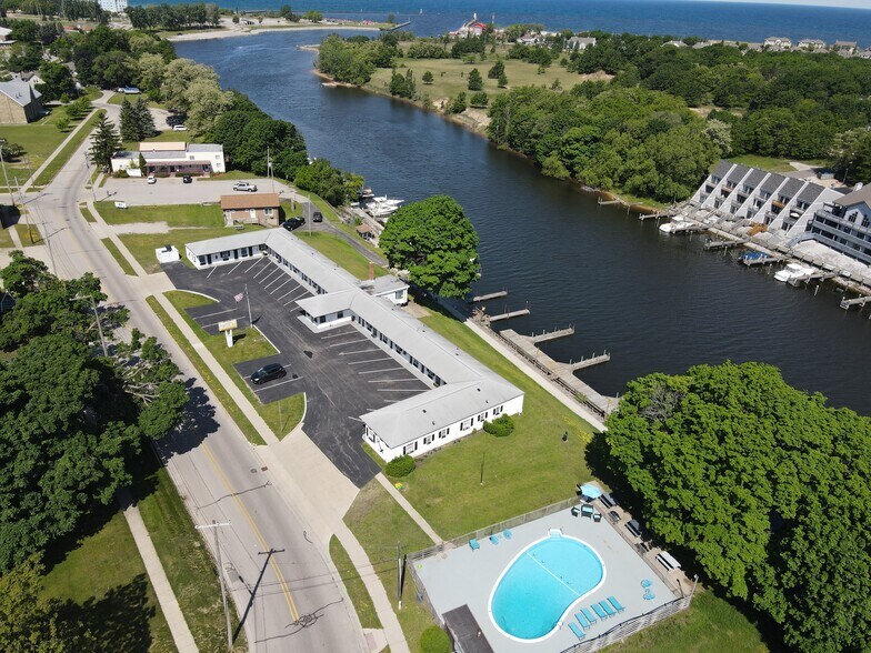 More Photos Of 520 Water St, Manistee Hotel For Sale
