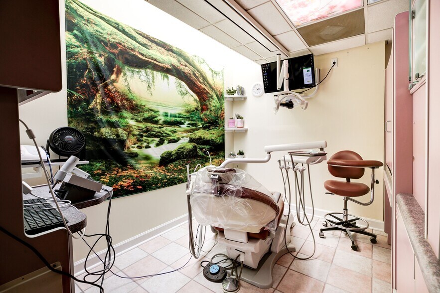 More Photos Of 931-947 Russell Ave, Gaithersburg Medical For Lease