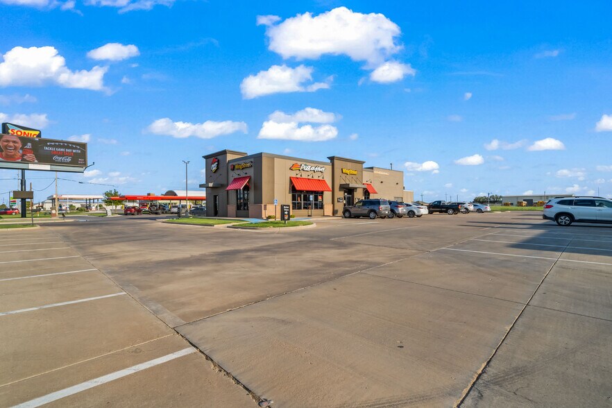 More Photos Of 7907 82nd St, Wolfforth Fast Food For Lease