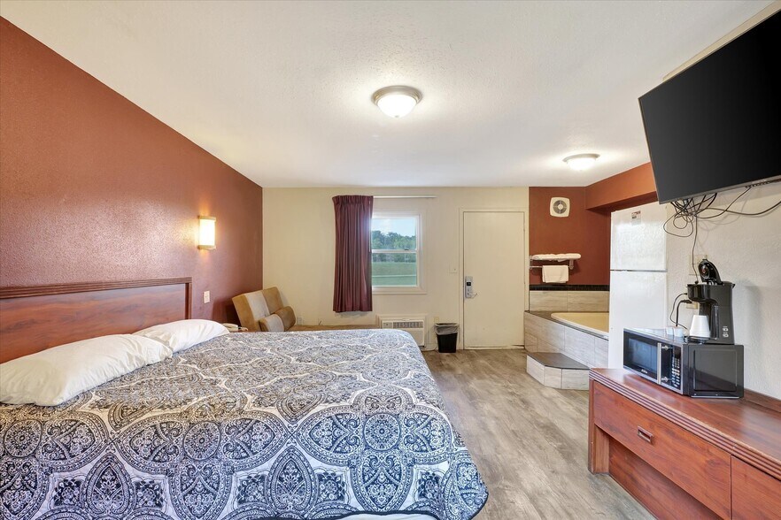 More Photos Of 1295 IL-16, Shelbyville Hotel For Sale