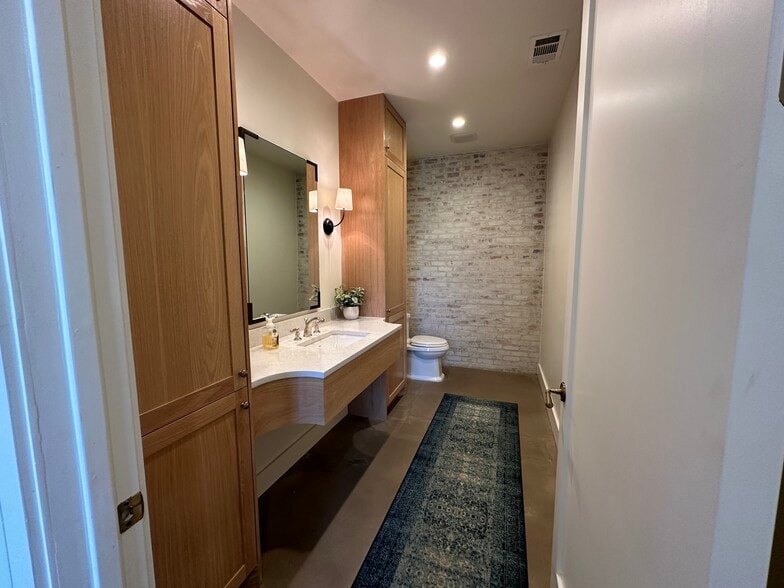 More Photos Of 4775 Memphis St, Dallas Light Distribution For Sale