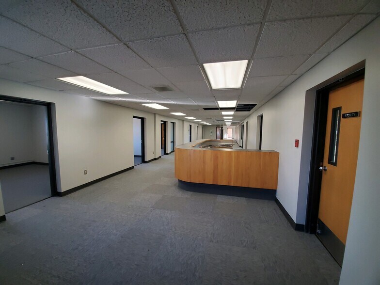More Photos Of 2690 Fleur Dr, Des Moines Office For Lease