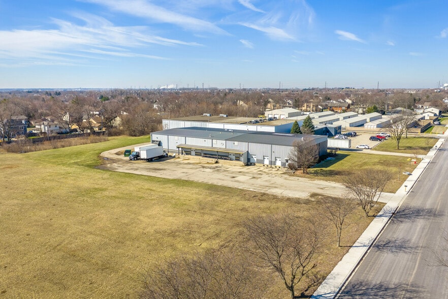 More Photos Of 1005 Geneva St, Shorewood Warehouse For Lease