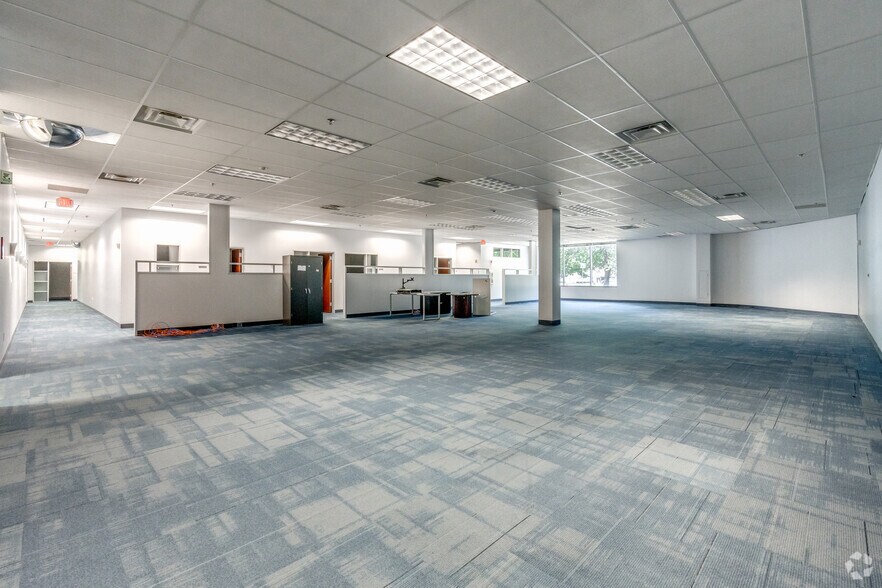 More Photos Of 1720 Lakepointe Dr, Lewisville Light Distribution For Lease