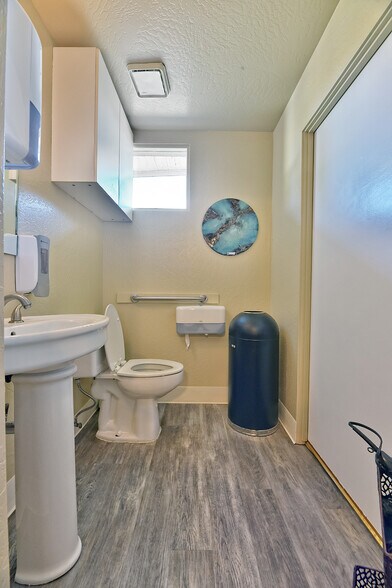 More Photos Of 993 Siskiyou Blvd, Ashland Office For Sale