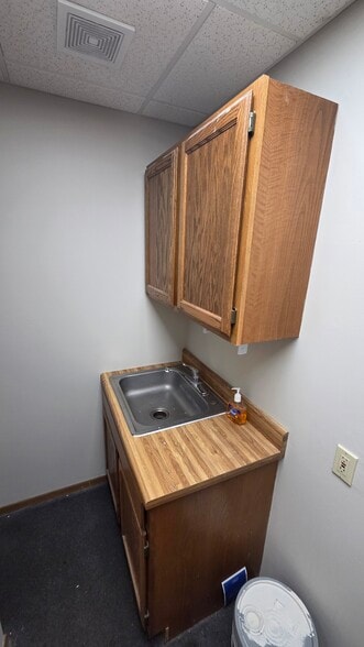 More Photos Of 1710 Lincoln Ave, Spirit Lake Office For Lease