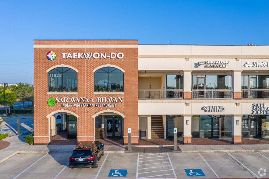 More Photos Of 11929 University Blvd, Sugar Land Storefront Retail Office For Lease