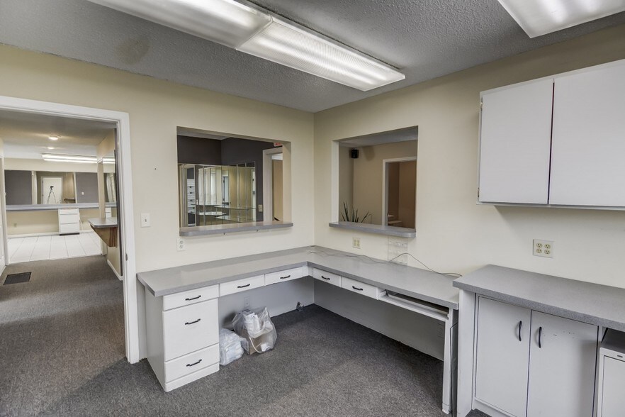 More Photos Of 3130 N Woodford St, Decatur General Retail For Sale