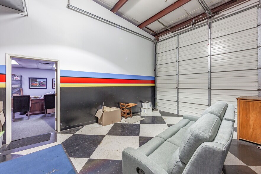 More Photos Of 39 N Madison Dr, Humboldt Showroom For Sale