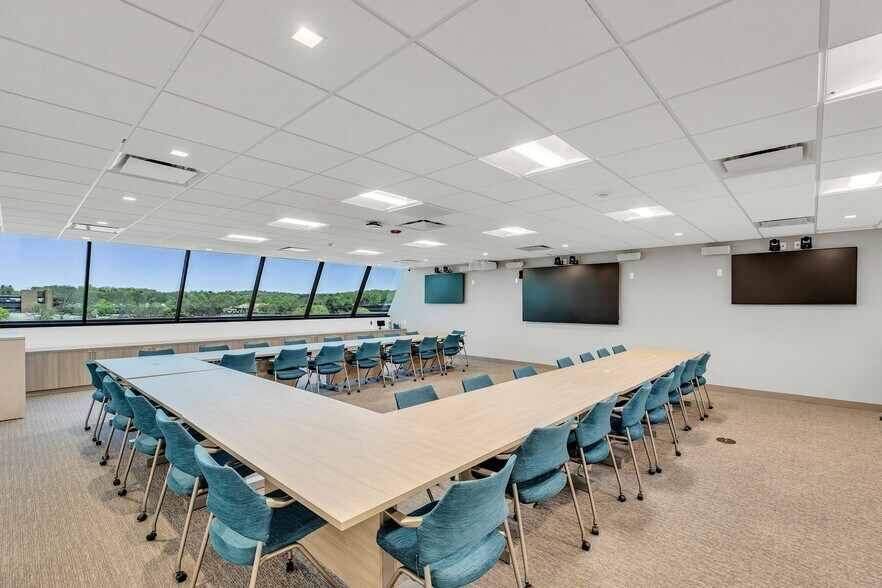 More Photos Of 1000 Woodbury Rd, Woodbury Office For Lease