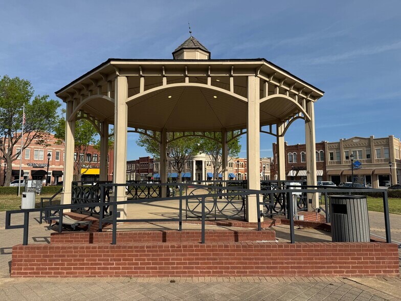 More Photos Of 300-900 Parker Sq, Flower Mound Unknown For Lease