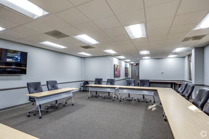 More Photos Of 220 Stoneridge Dr, Columbia Unknown For Lease