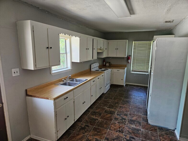 More Photos Of 245 Gonyo Ln, Richmond Office For Lease