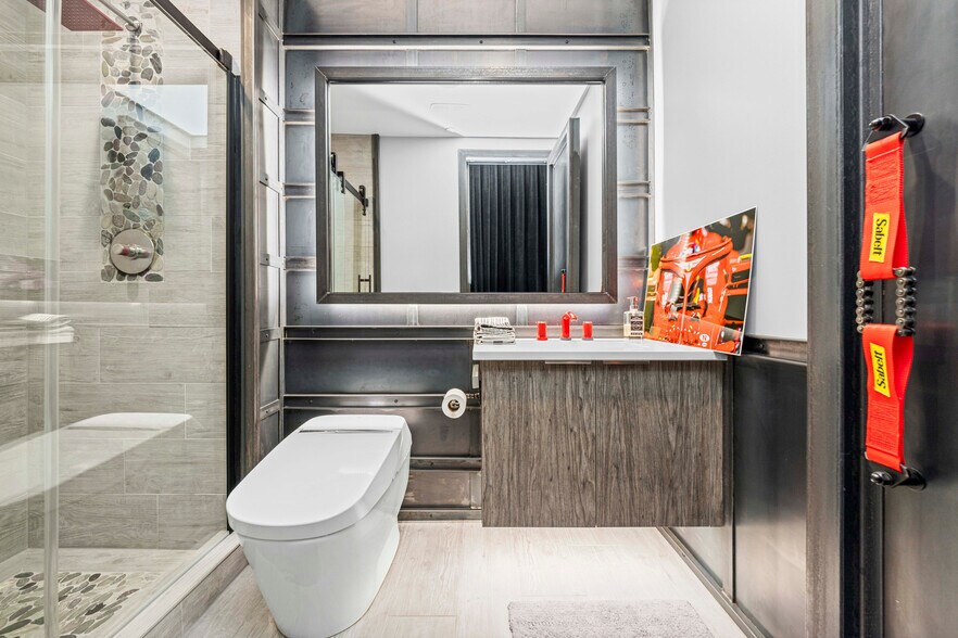 More Photos Of 135 W Speed Way, Pontiac Showroom For Sale