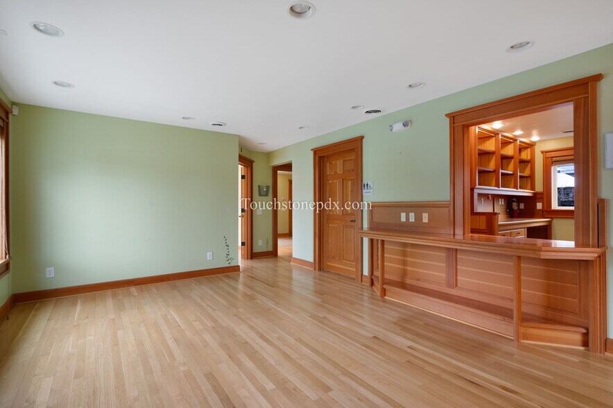 More Photos Of 685 Portland Ave, Gladstone Medical For Lease