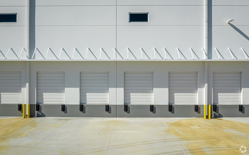 More Photos Of 1991 N Powerline Rd, Pompano Beach Warehouse For Lease