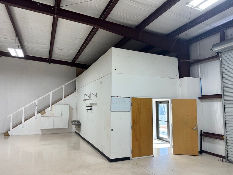 More Photos Of 6679 Treeland Ave, Largo Warehouse For Lease