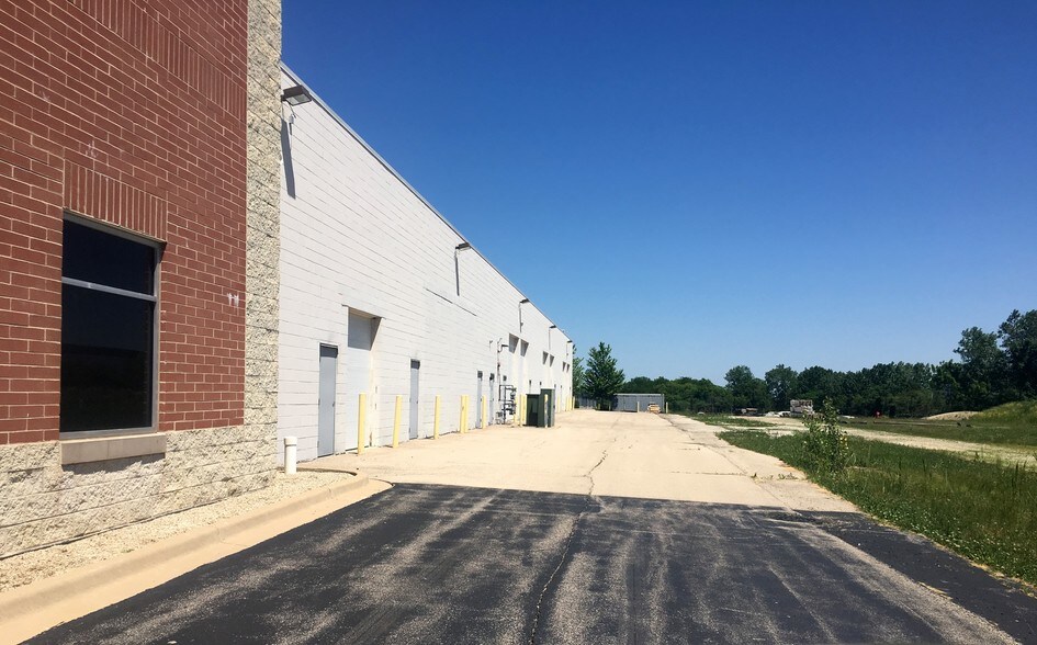 More Photos Of 941 S McLean Blvd, Elgin Warehouse For Lease