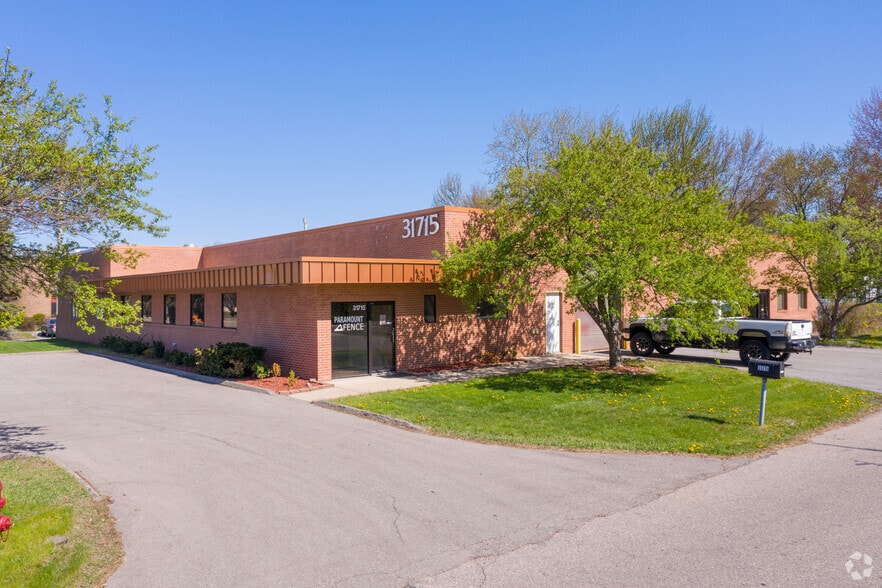 More Photos Of 31711-31715 W 8 Mile Rd, Livonia Warehouse For Lease