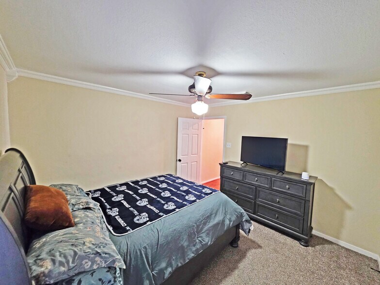 More Photos Of 6623 Gulf Fwy, Houston Office Residential For Sale
