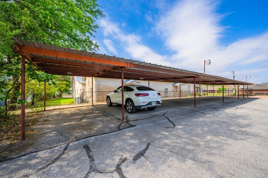 More Photos Of 204 W Windcrest St, Fredericksburg Healthcare For Sale