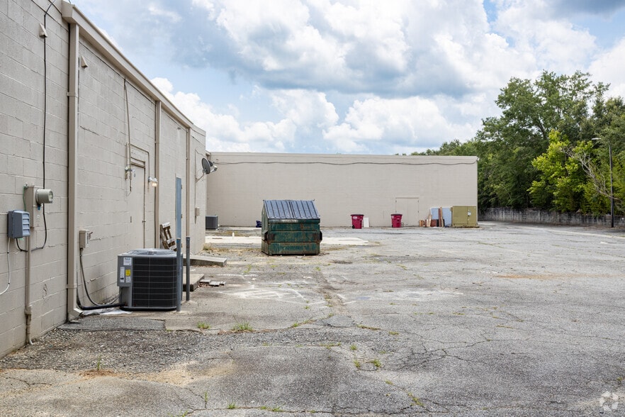 More Photos Of 832-856 College St, Eastman General Retail For Sale