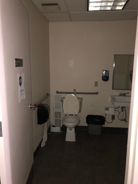 More Photos Of 637 E National Ave, Brazil Bank For Lease