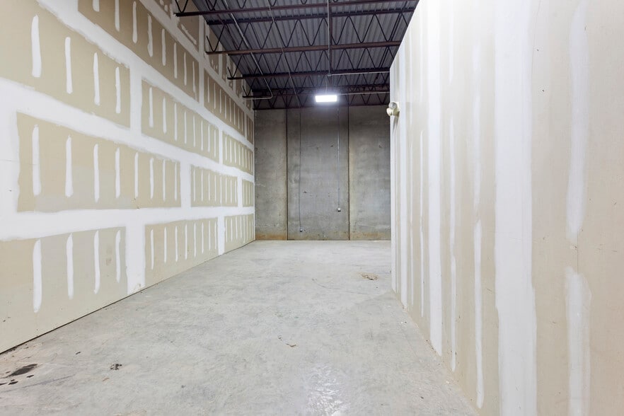 More Photos Of 1211 W Cambridge Circle Dr, Kansas City Warehouse For Lease