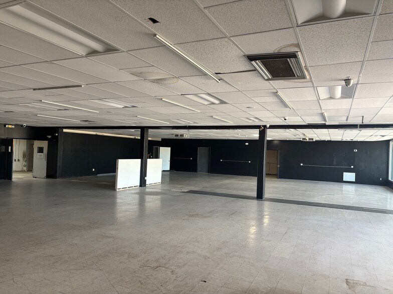 More Photos Of 9110 Ralston Rd, Arvada Showroom For Sale