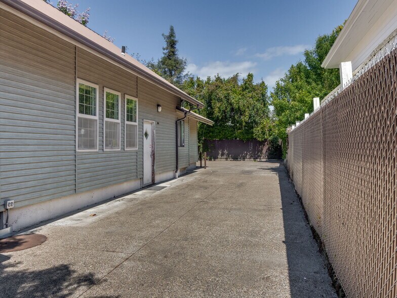 More Photos Of 319 NE 5th St, McMinnville Office Residential For Sale