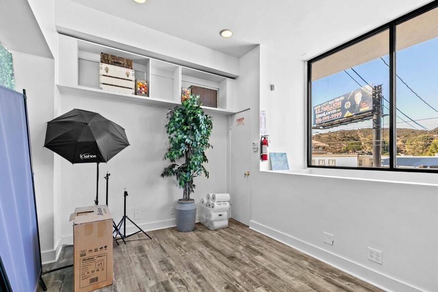 More Photos Of 9925 Commerce Ave, Tujunga Storefront For Sale