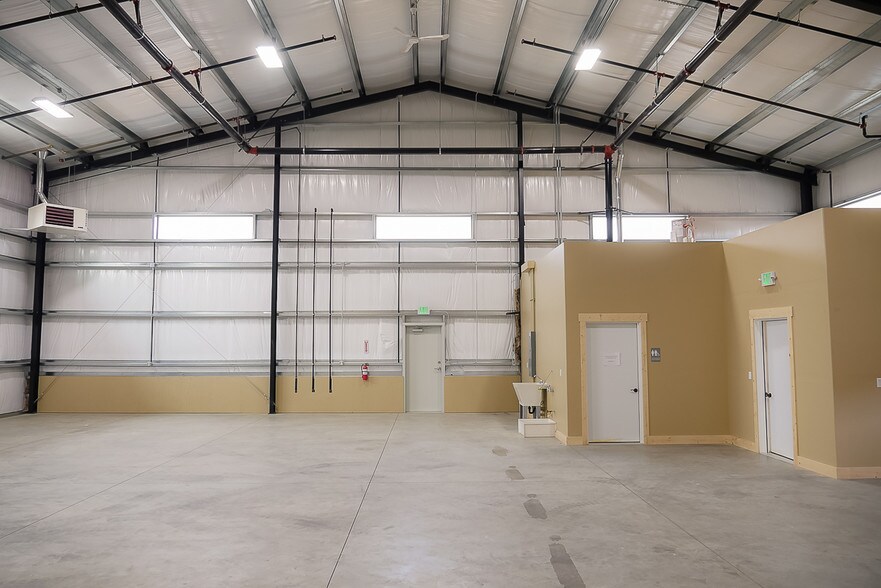 More Photos Of 4620 SW 23rd St, Redmond Warehouse For Lease