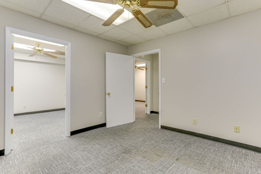 More Photos Of 1222 Executive Blvd, Chesapeake Showroom For Lease