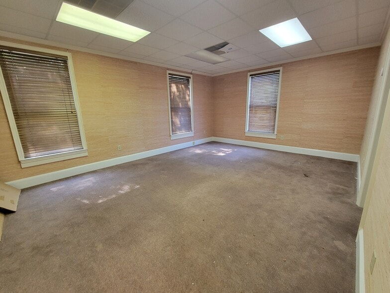More Photos Of 115 Sycamore Dr, Athens Office For Sale