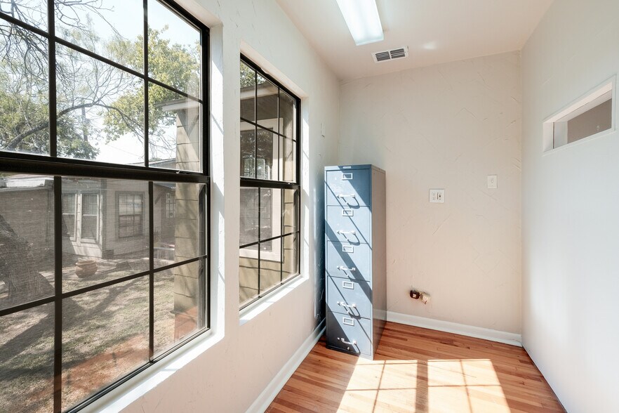 More Photos Of 174 Sherwood Dr, San Antonio Office Residential For Lease