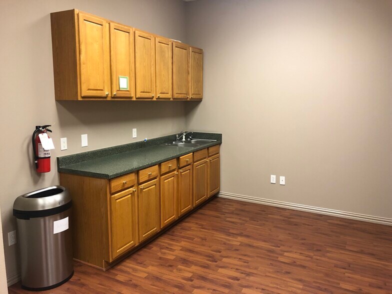 More Photos Of 200 Valleywood Dr, Spring Medical For Lease
