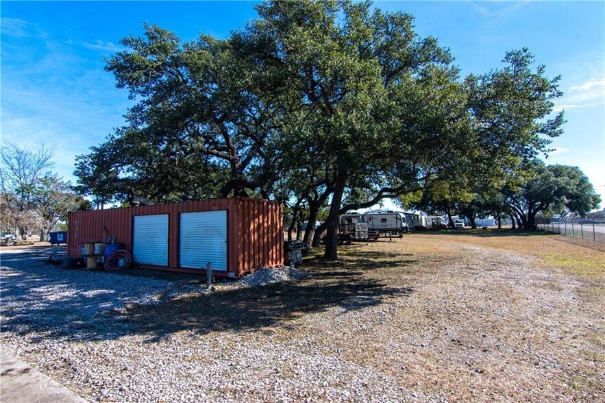 More Photos Of 500 Southland Dr, Burnet Flex For Lease