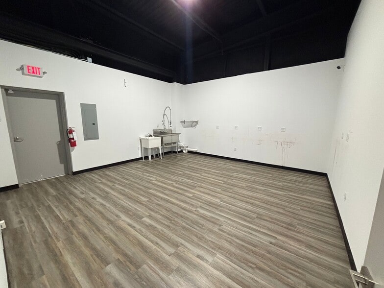 More Photos Of 1905 Longmire Rd, Conroe Unknown For Lease