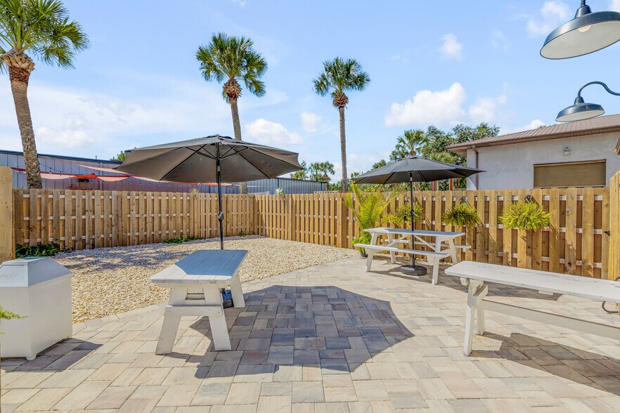 More Photos Of 218 N Orange St, New Smyrna Beach Freestanding For Sale