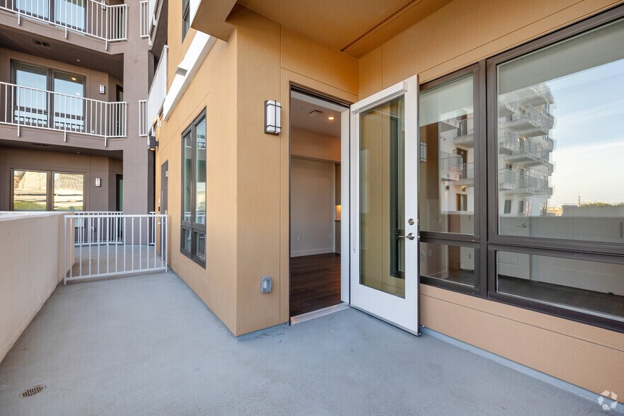 More Photos Of 1340 S Hill St, Los Angeles Apartments For Lease