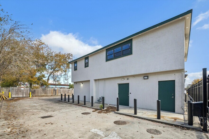 More Photos Of 4901 Yale St, Houston Office For Sale