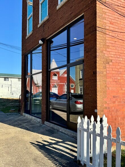 More Photos Of 1033 Smith St, Milton Apartments For Lease