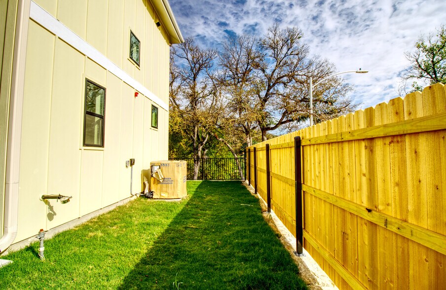 More Photos Of 2608 Bristol Dr, Austin Multifamily For Sale