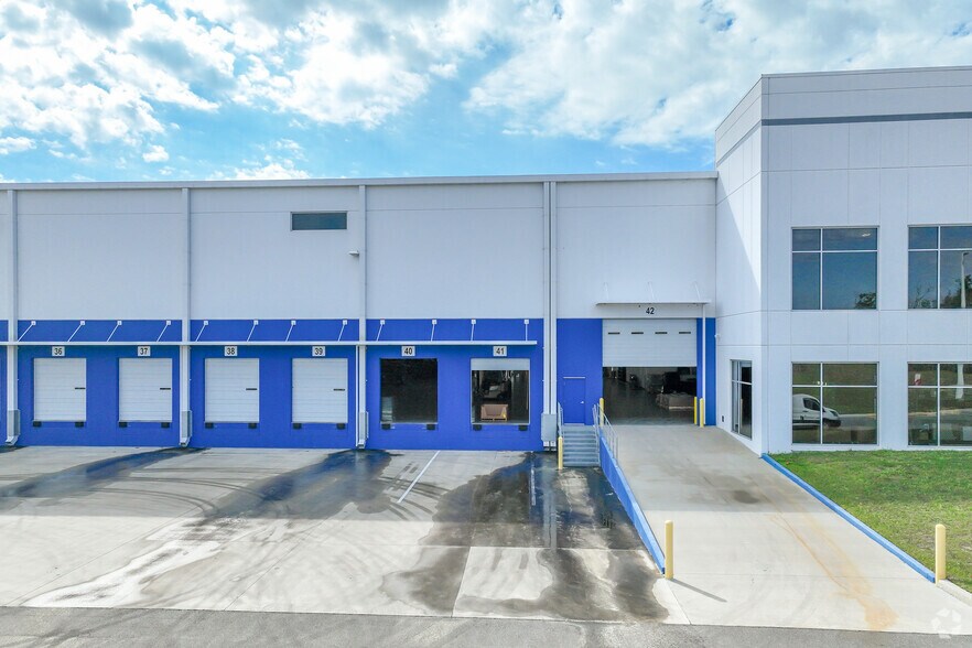 More Photos Of 3040 Shelby Industrial Dr, Apopka Distribution For Lease