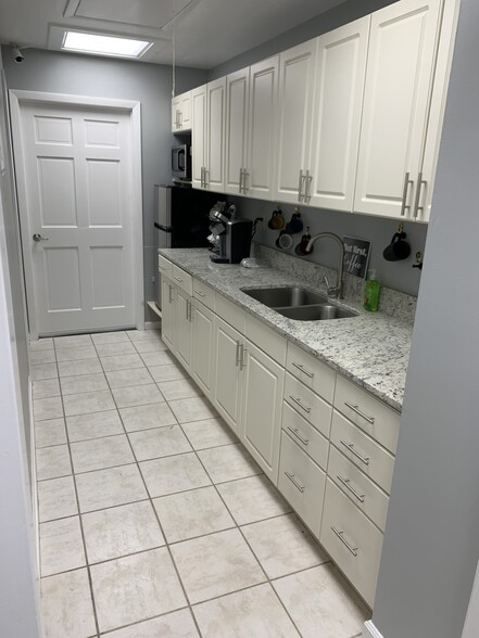 More Photos Of 5610 Fort Caroline Rd, Jacksonville Medical For Lease