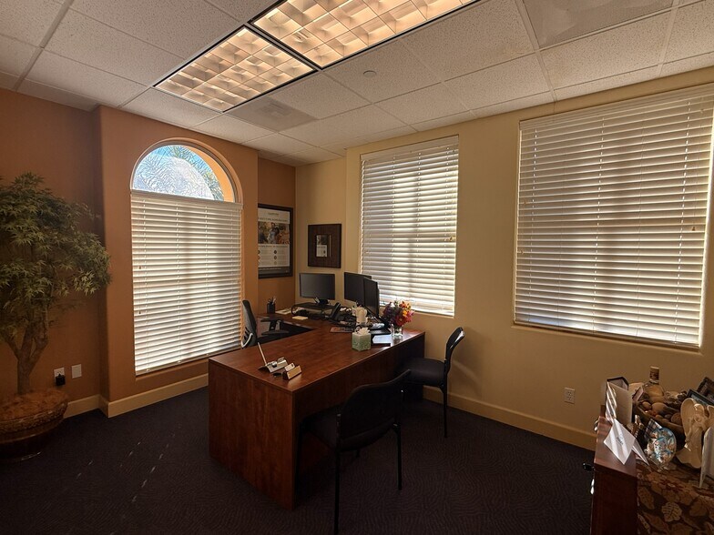 More Photos Of 411-421 E Betteravia Rd, Santa Maria Office Residential For Lease